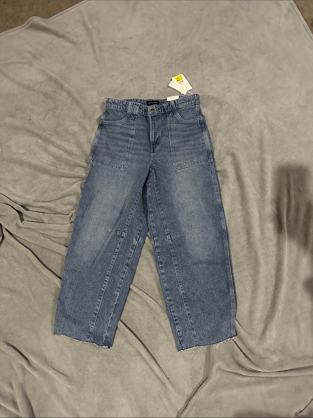 FREE ASSEMBLY Relaxed carpenter barrel Jeans in Washed Blue Denim